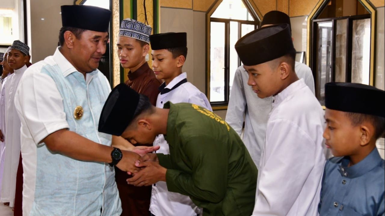 Momen Pj Gubernur Sulsel Bahtiar Singgah di Masjid Bone, Semangati Penghapal Qur'an