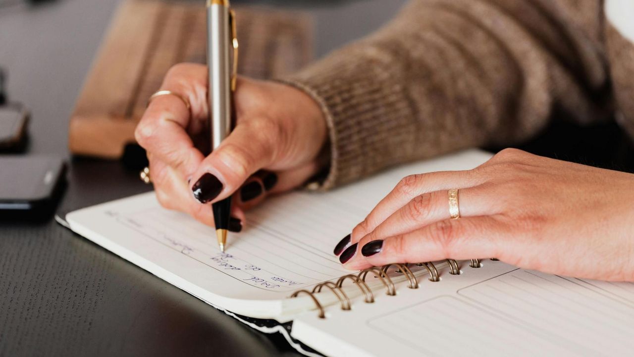  Ilustrasi Journaling (pexels/www.kaboompics.com)