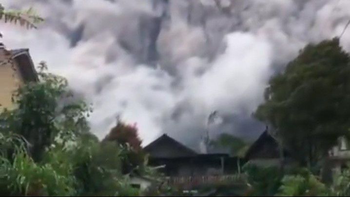 Gunung Merapi Semburkan Awan Panas, Abu Vulkanik Guyur Boyolali
