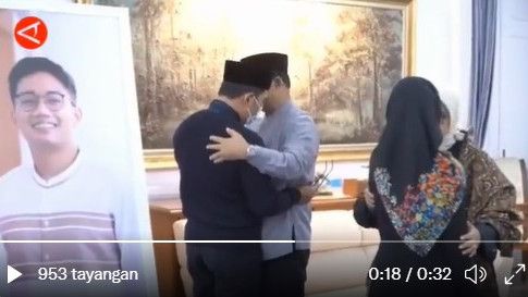 Momen Ridwan Kamil Tertunduk dan Menangis di Pelukan Anies, Sedih