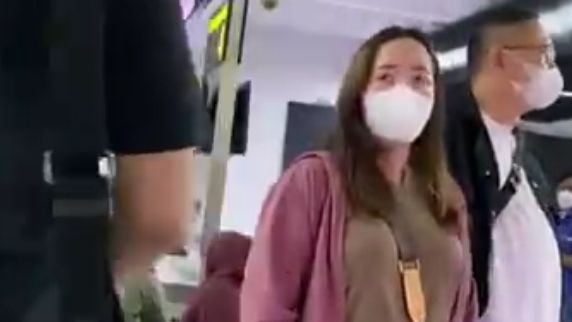 Viral Ibu Arteria Dahlan Dimaki Saat di Bandara, Netizen Ungkit Sikapnya ke Emil Salim: Karma Itu Ada