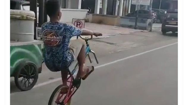 Bikin Bangga Makassar, Dua Bocah Balapan Pakai Sepeda 1 Ban dengan Santai, Netizen Tercengang