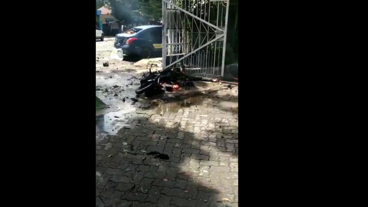 Aksi Bom Bunuh Diri di Depan Gereja Katedral Makassar, Polisi Temukan Paku dan Lempengan Besi