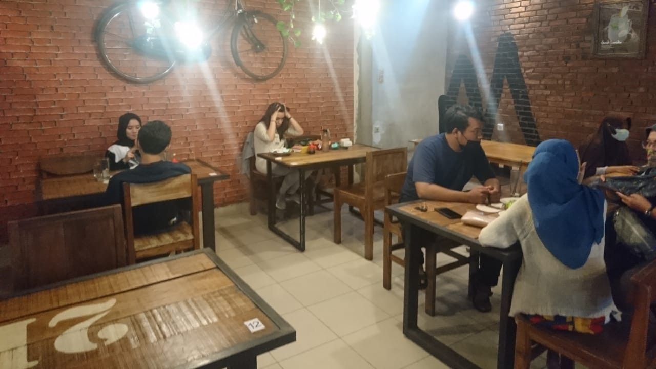 Larangan Dine In Bikin Kafe dan Restoran di Bandung Menjerit, PHK Karyawan hingga Gulung Tikar