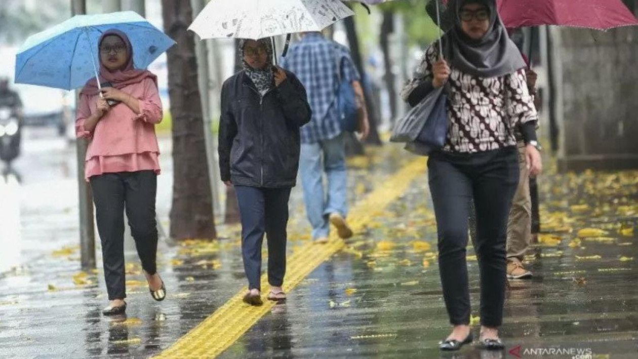 Sedia Payung, Waspada Hujan Petir di Jakarta Hari Ini
