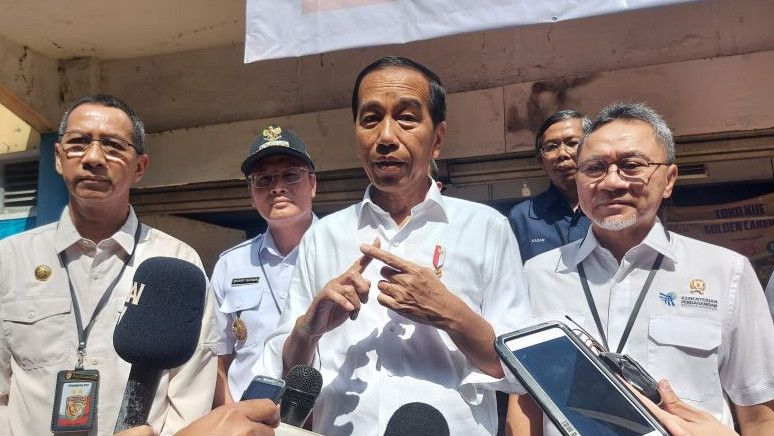 Tinjau Dua Pasar di Jakarta Jelang Idul Fitri, Jokowi: Harga-harga Turun yang Saya Lihat