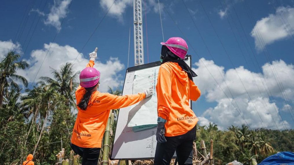 Kiprah Dua Srikandi Ikut Dirikan Tower Listrik Darurat di NTT