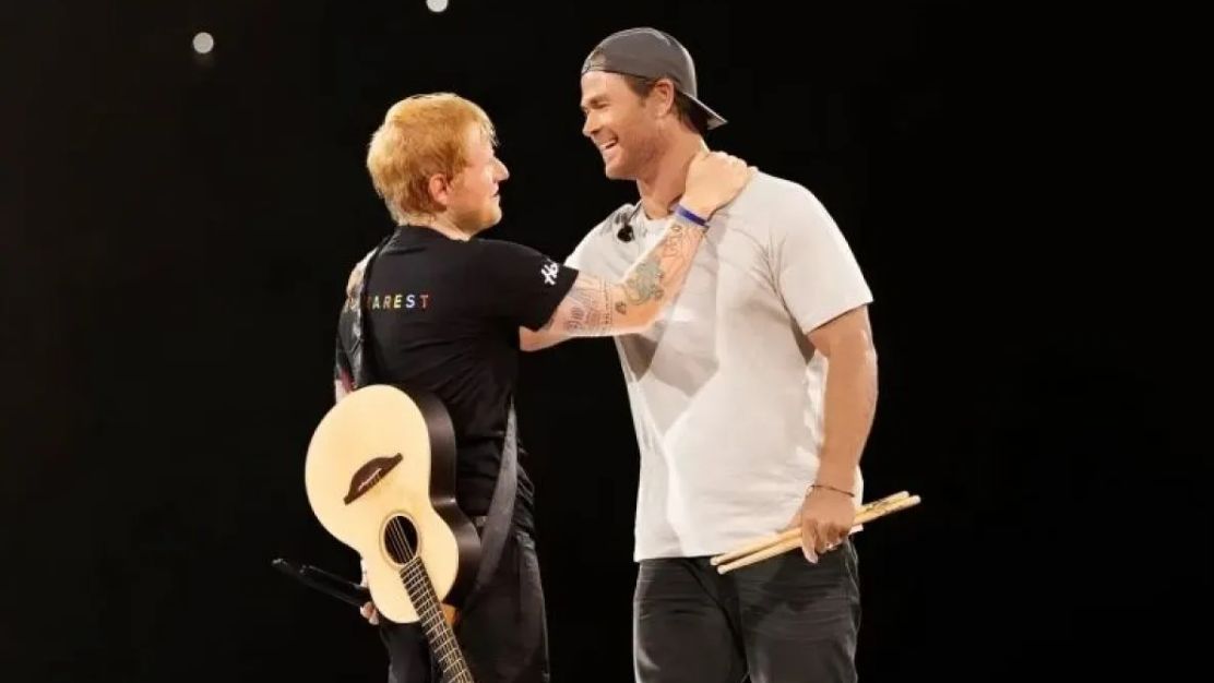 Chris Hemsworth Kasih Kejutan di Konser Ed Sheeran, Naik ke Panggung Sambil Main Drum