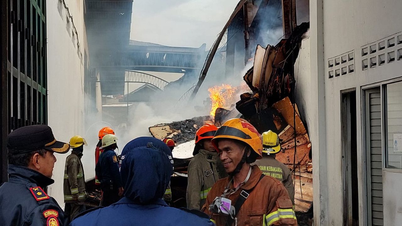 Pabrik Triplek di Bandung Dilahap 'Si Jago Merah', Petugas Masih Berusaha Padamkan Api