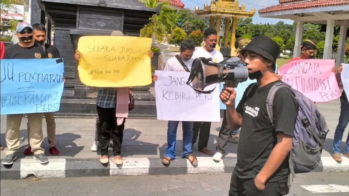 Puluhan Wartawan di Lumajang Aksi Tutup Mulut Tolak RUU Penyiaran