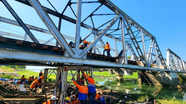 Kereta Tabrak Truk di Semarang, Petugas Perbaiki Konstruksi Jembatan Rel
