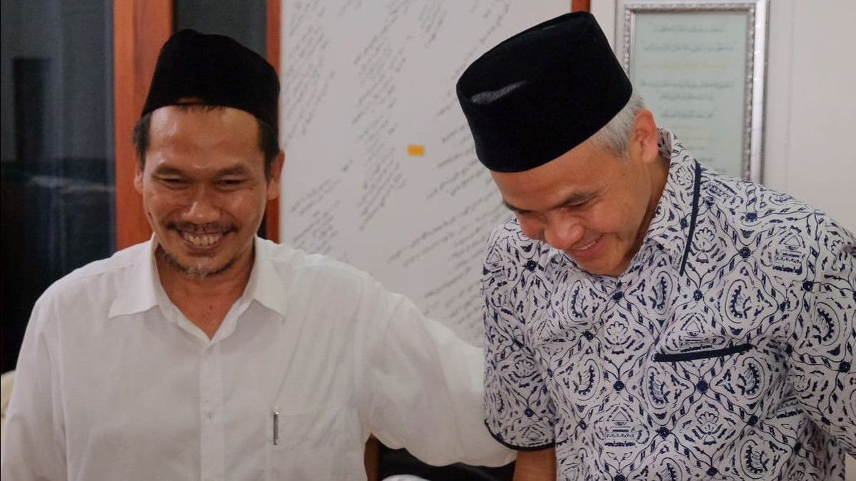 Momen Gus Baha Ceramahi Ganjar di Rembang