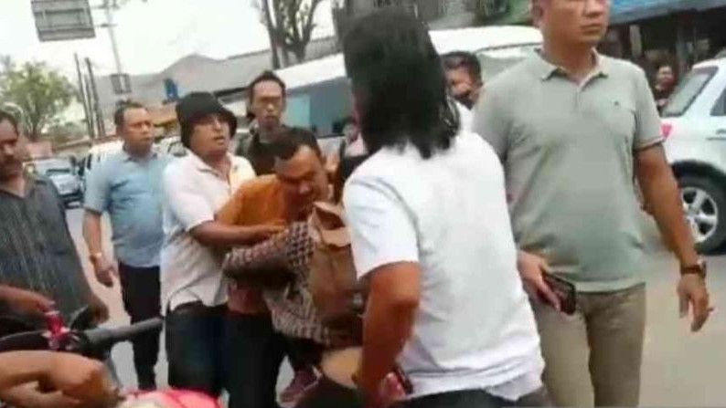 Momen Penagih Utang Aniaya dan Ancam Jurnalis di Bekasi: Gue Bunuh Lu!