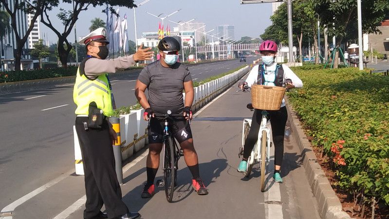 PPKM Darurat Jakarta, Polisi Tahan Beberapa Pesepeda yang Melintasi Jalur Sudirman-Thamrin