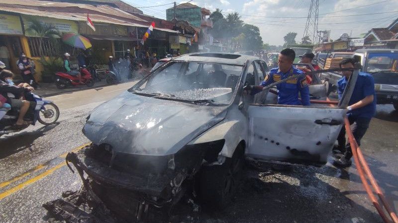 Mobil Mazda Mewahnya Meledak Tiba-Tiba, Warga di Palembang Nyaris Celaka
