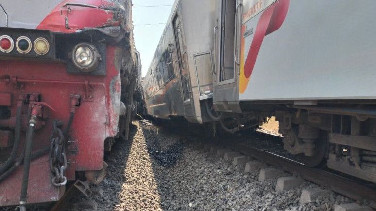 Kecelakaan Kereta Api Argo Semeru dengan Kereta Argowilis di Kulon Progo Yogyakarta, Penumpang Berhamburan Keluar Gerbong