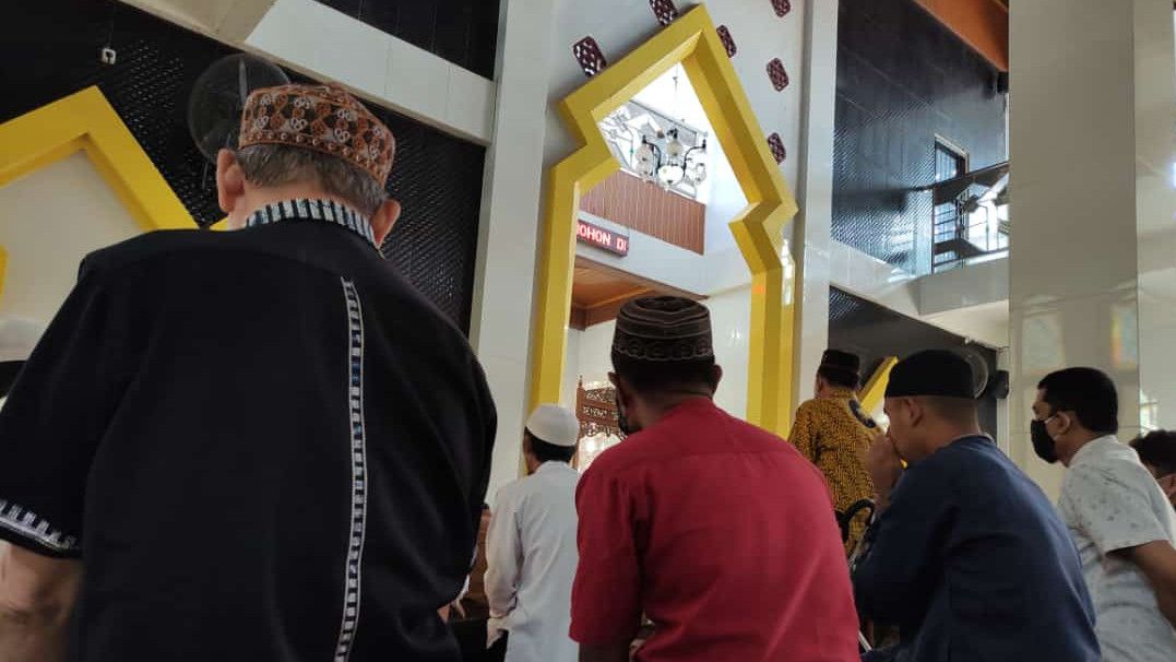 Meski Aturan PPKM Berjalan, Warga Makassar Masih Salat di Masjid