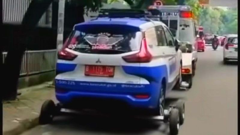 Mobil Pegawai Bea Cukai Parkir Liar di Kebayoran, Auto Diderek Dishub!