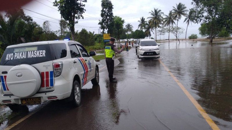 Banjir Rob Genangi Sebuah Jalan di Kabupaten Bangka Tengah, Waspadalah!