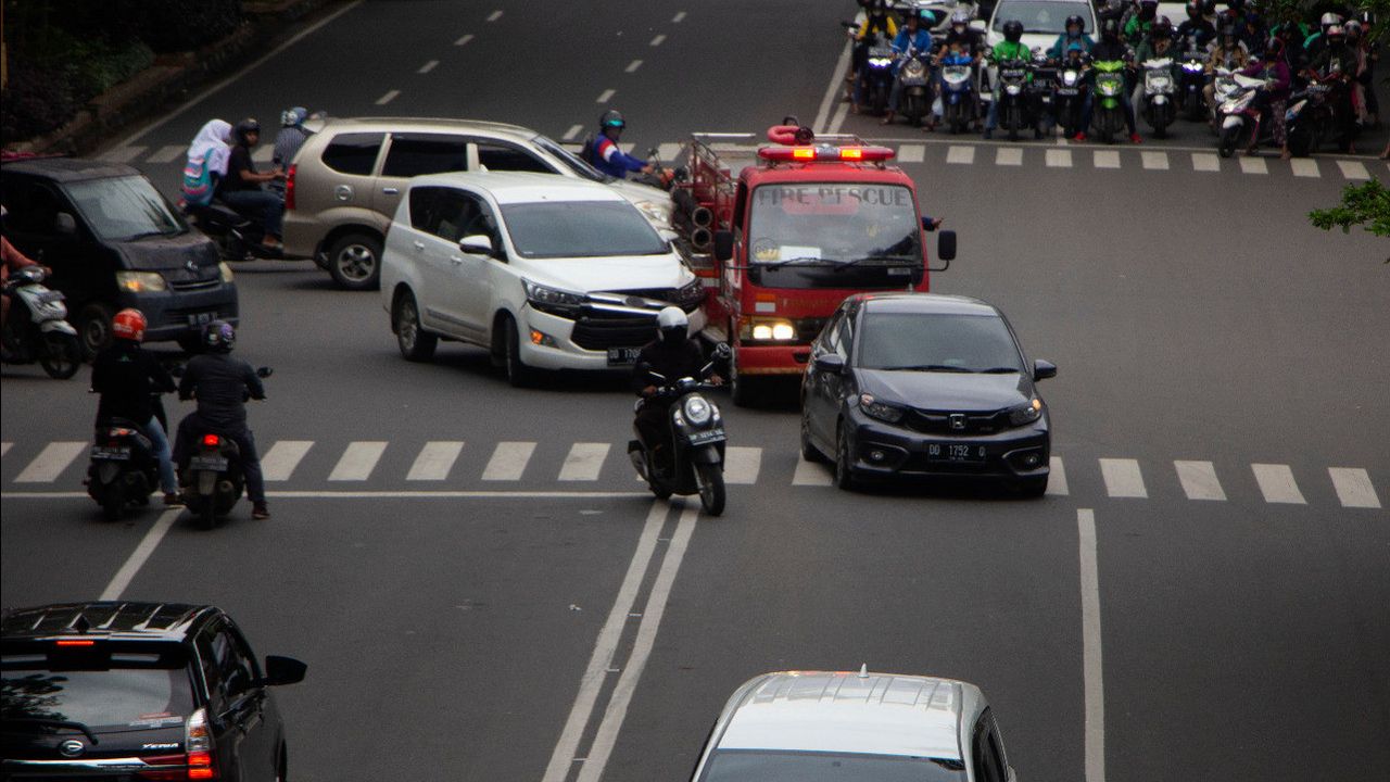 Detik-Detik Mobil Pemadam Tabrak Avanza hingga Rusak Parah di Makassar