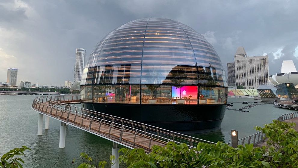 Mengapung di Marina Bay, Apple Store Terbaru di Singapura Ini Keren Banget