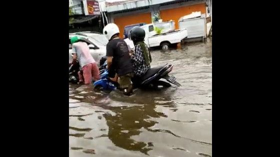 Viral Aksi Romantis Pengendara Motor di Makassar Menikmati Banjir, Bikin Iri
