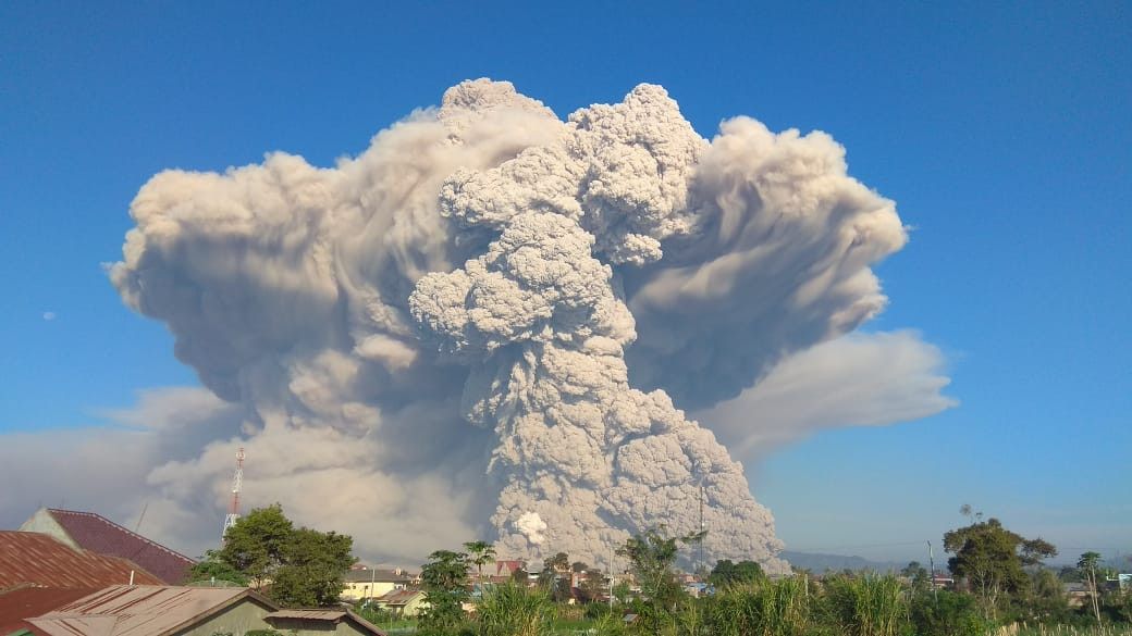 Kabar Terkini Gunung Sinabung: Muntahkan Guguran Awan Panas, Tinggi Kolom Abu Capai 5.000 Meter