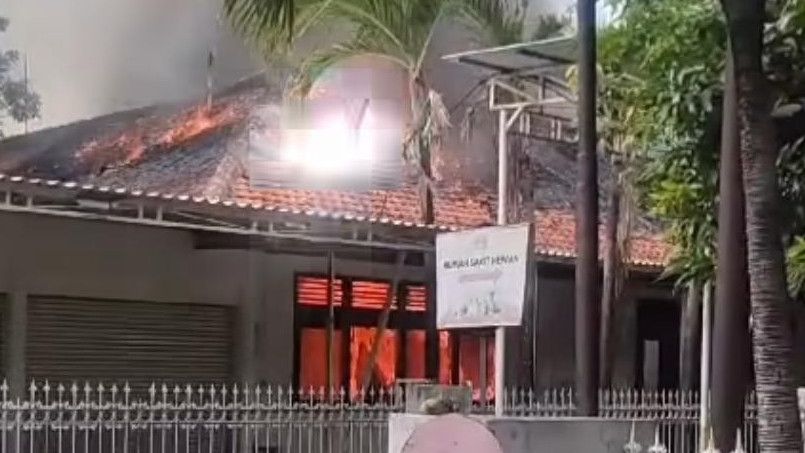 Jelang Akhir Tahun, Rumah Dinas Peternakan Provinsi Jatim Kebakaran di Surabaya