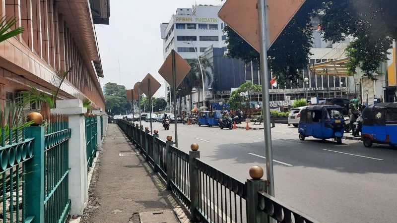 Banyak Penumpang Stasiun Cikini Lompat Pagar dan Viral, Ini Respons KAI