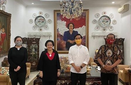 Sambangi Rumah Megawati, Aksi Lepas Sepatu Gibran Jadi Sorotan