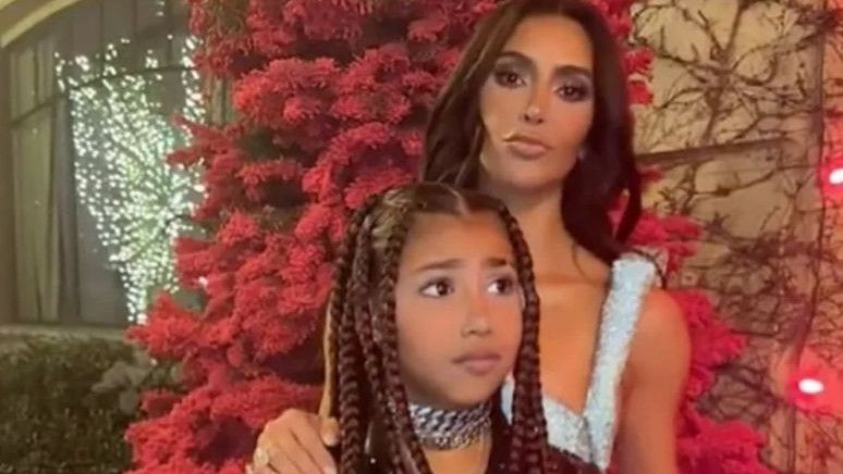 Gelar Pesta Natal Meriah, Kardashian Family Datangkan Sia