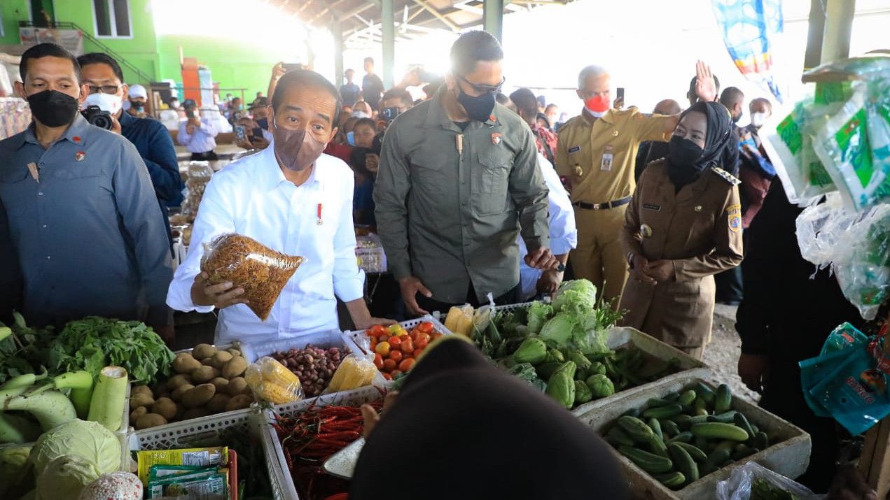 Momen Jokowi Bag-Bagi BLT Minyak Goreng di Brebes: Dipakai yang Baik ya..