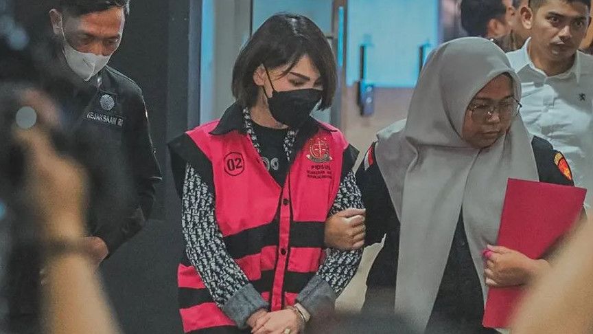Ditangkap Kasus Korupsi Timah Pakai Baju Branded, Gaya Mewah Helena Lim Tuai Sorotan, Netizen: Mau Fashion Show?