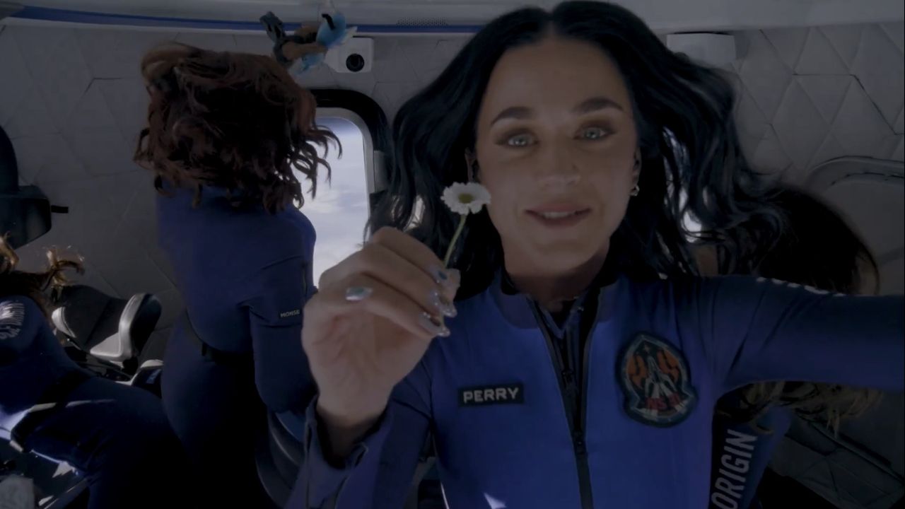 Momen Katy Perry Terbang ke Luar Angkasa, Bawa Bunga Aster hingga Cium Tanah Saat Tiba di Bumi