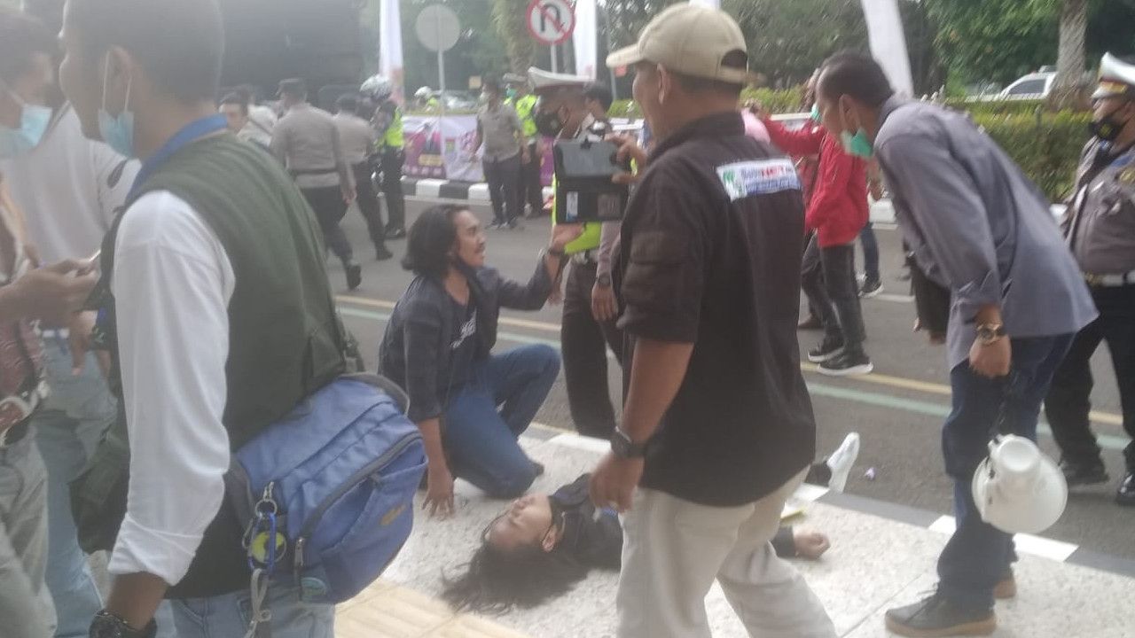 Polisi Banting Mahasiswa Hingga Pingsan Saat Demo Peringatan HUT Kabupaten Tangerang