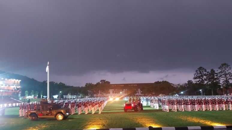 Momen Prabowo Pimpin Upacara Senja yang Dihadiri Anggota Kabinet Merah Putih di Akmil Magelang Jateng