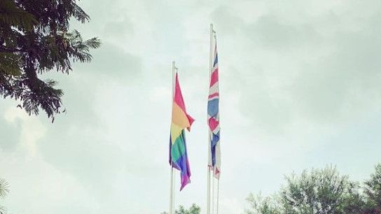 Kedubes Inggris di Jakarta Kibarkan Bendera LGBT, Guru Besar UI: Sebagai Tamu, Seharusnya Hormati Nilai Moral di Indonesia