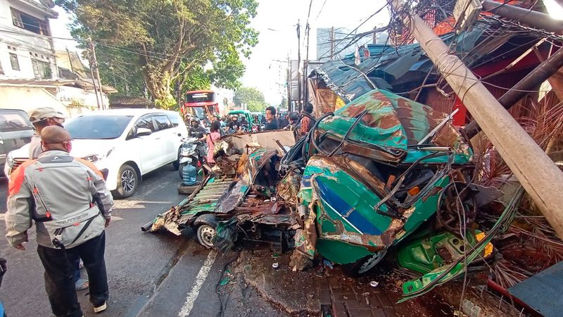 Kecelakaan Maut Truk Air Mineral Tabrak Angkot Dan Mobil, Seorang Pria ...