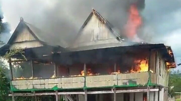 Viral Rumah Panggung di Maros Kebakaran, Netizen: Warga Cuma Nonton