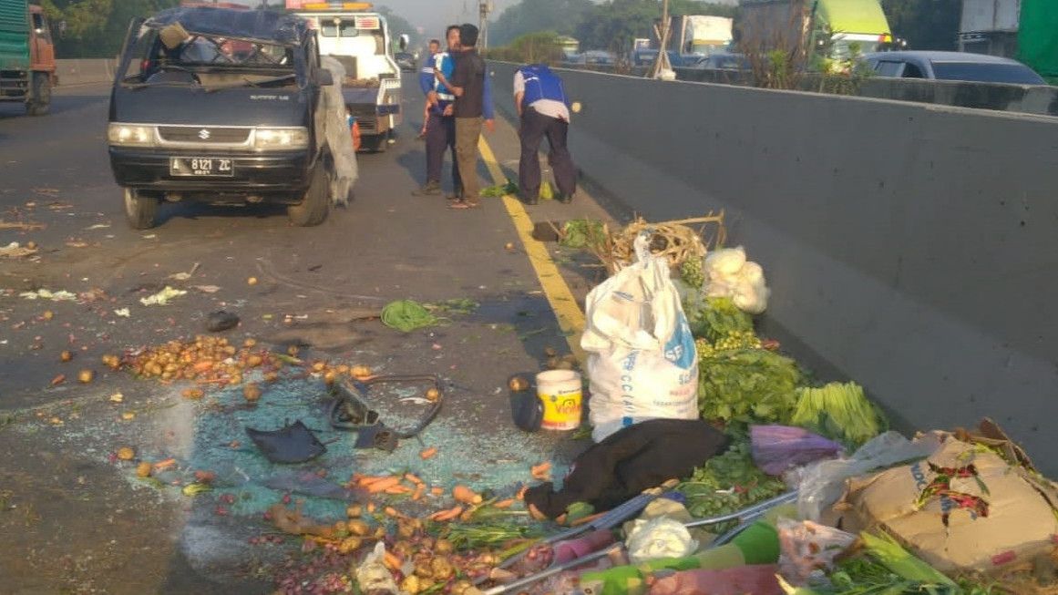 Mobil Pickup Terguling di Tol Tangerang-Jakarta, Sayuran Berhamburan ke Tengah Jalan