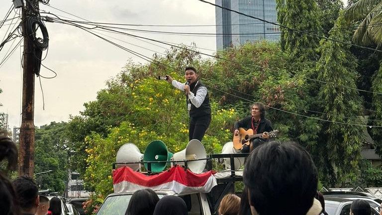 Gabung dengan Ganjar-Mahfud, Aksi Aldi Taher Ajak Warga Nyanyikan Lagu 'Ganjar-Mahfud Paling Yahud' Jadi Sorotan