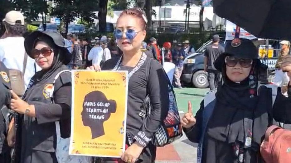 Sekelompok Ibu Bergamis Kebaya Turun ke Jalan Jelang MK Putuskan Sengketa Pilpres 2024