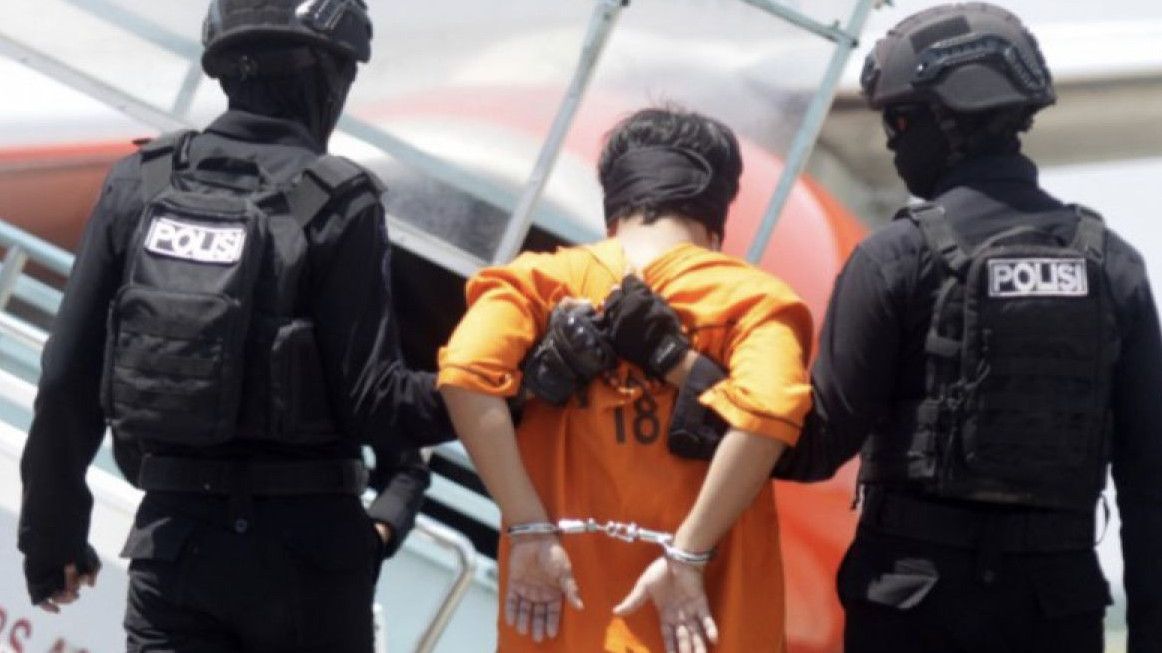 Densus 88 Anti Teror Bawa Satu Pria Terduga Teroris Berinisial JM di Tamansari Bogor