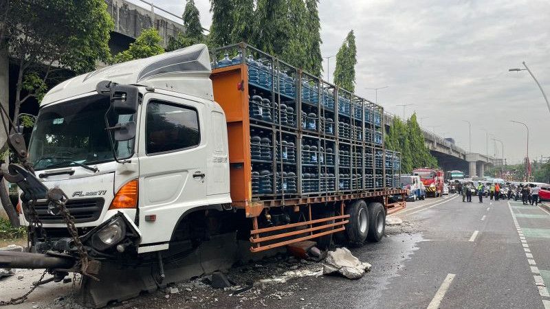 Bus Pengangkut Galon Tabrak Pembatas Jalan Busway di Panjaitan Jatinegara, Macet Tak Terelakkan
