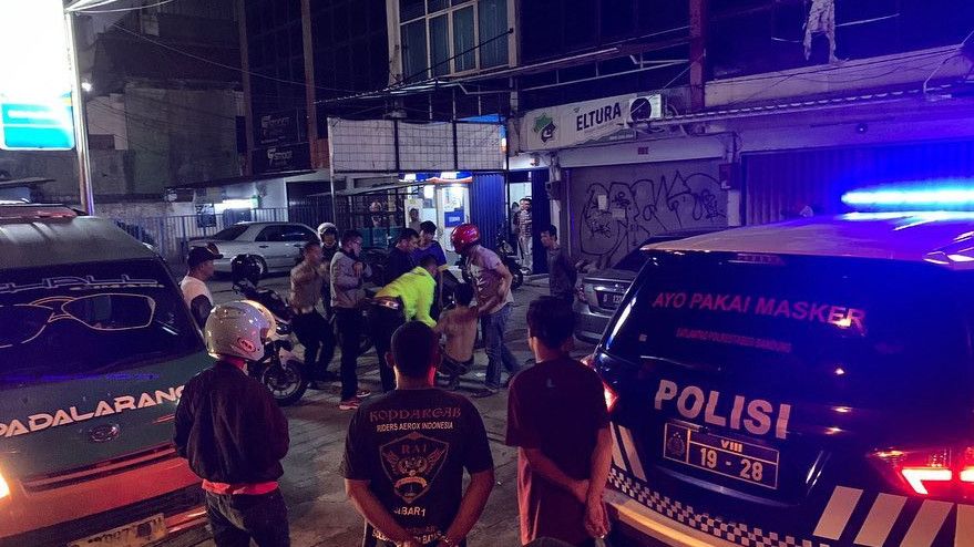 Mabuk Sembari Tenteng Senjata Tajam di Tengah Jalan, Pria di Bandung Dibekuk Polisi