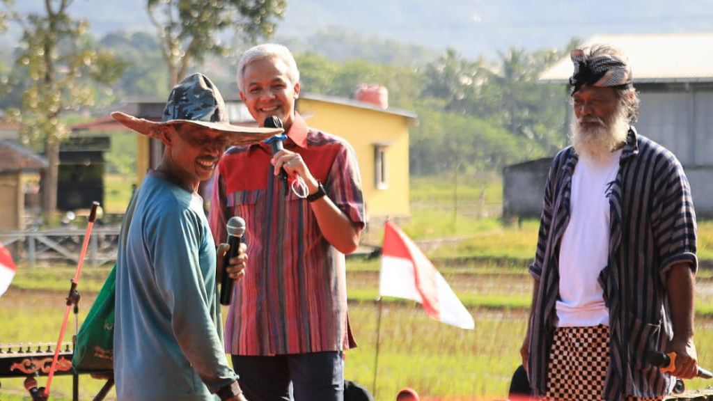 Berdiri Tegak Nyanyikan Indonesia Raya, Petani Ini Minta Hadiah yang Mengejutkan Ganjar