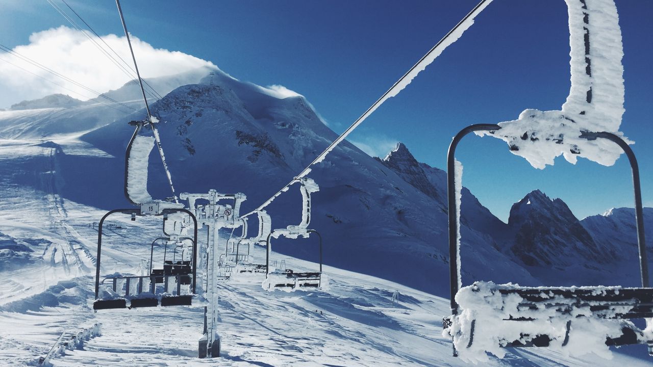 Tolak Karantina, Ratusan Turis Asal Inggris Diam-Diam Kabur dari Resor Ski