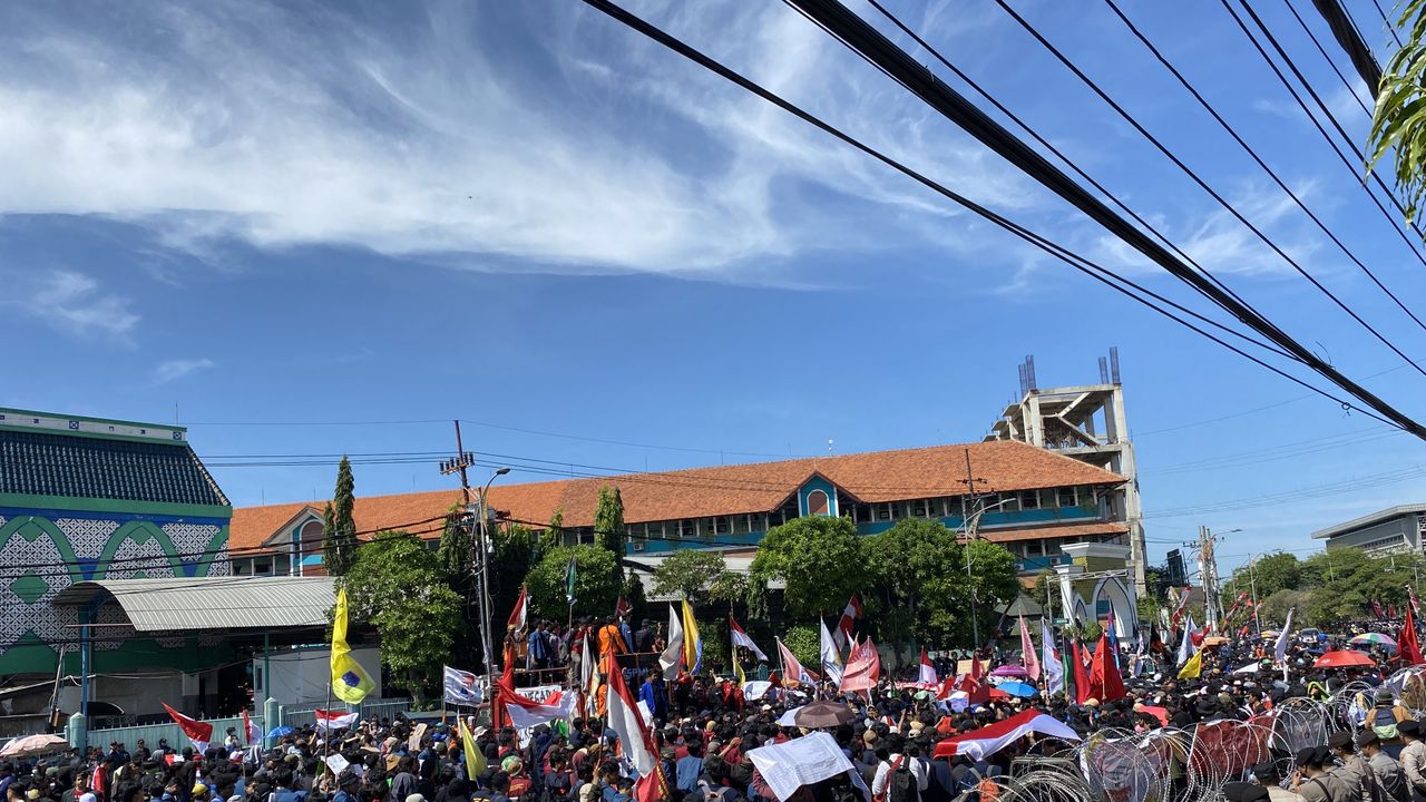 Dua Demonstran Ditangkap di Surabaya, Salah Satunya Mahasiswa yang Lukai Polisi hingga Berdarah