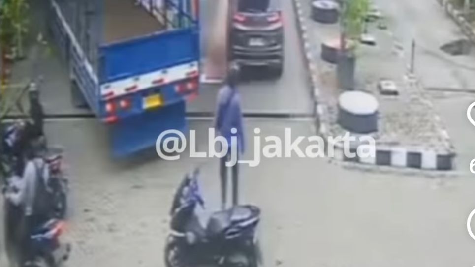 Pemotor Banting Sopir Truk hingga Luka Parah di SPBU Bekasi Gara-Gara Kesenggol