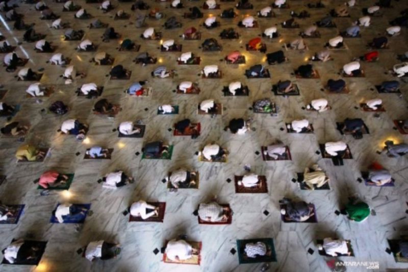 Pria Bermukena Salat di Masjid Islamic Center Mataram, Ngaku Dapat Bisikan Gaib